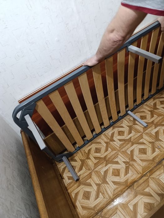 Кровать 90 на 200 , дерево