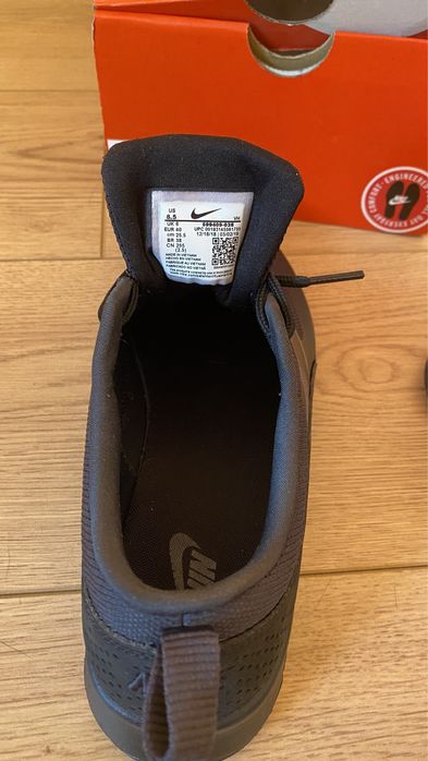 Маратонки Nike номер 40, но отговарят на 39