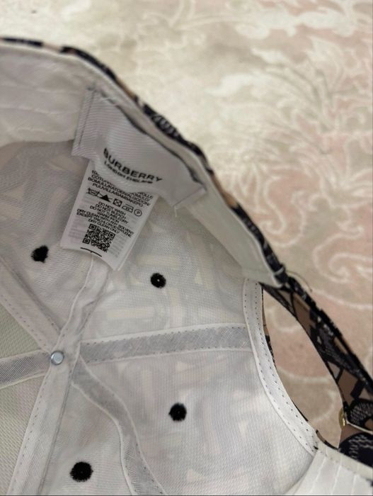 Кепка Burberry.