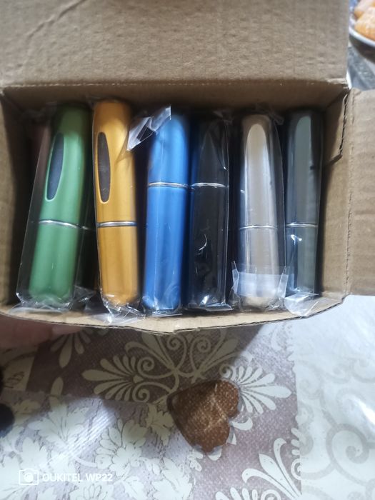 Мини презареждаща се бутилка за парфюм.