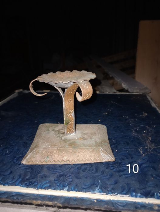 Ковани свещници.