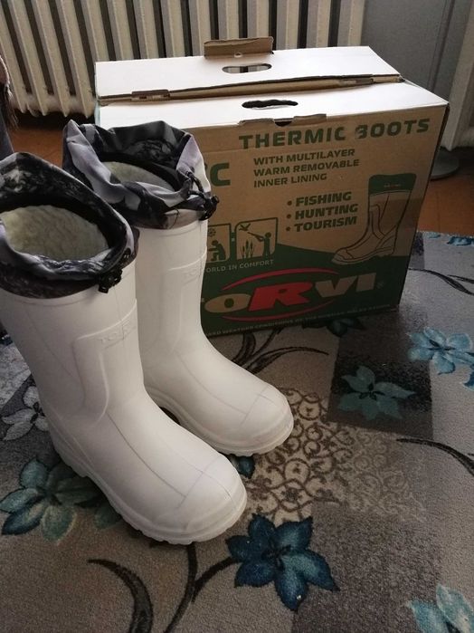 Продам костюм с сапогами