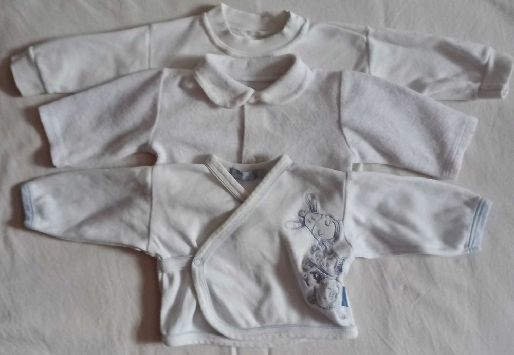Продам  распашонки , пинетки , шапочки,  боди