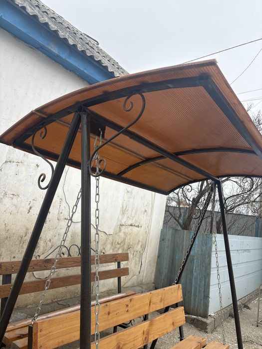 Качеля с навесом  садовая продается