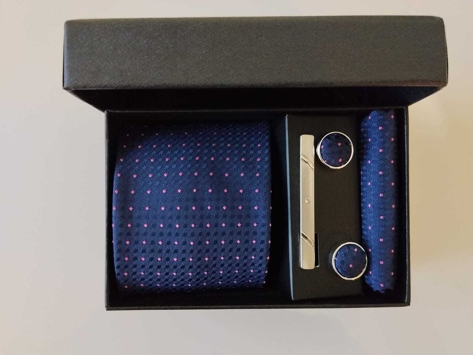 Set cadou - cravata, batista, ac si butoni