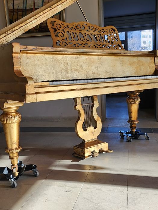 Колела за преместване рояли на сцени