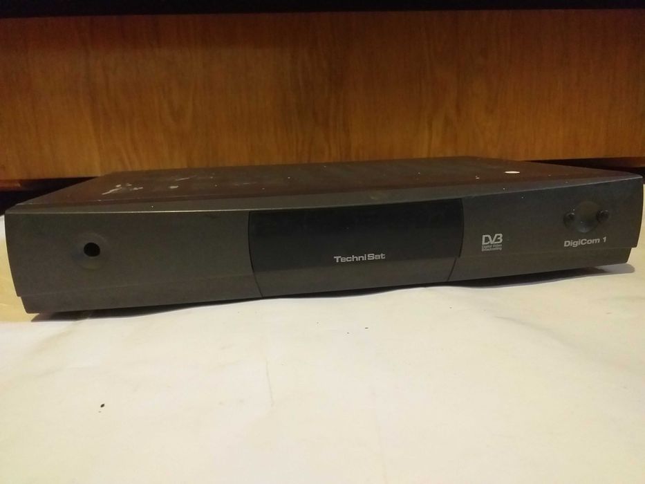 3 receiver/receptor satelit si cablu:STRONG 8106;‐HUMAX F1;Technisat