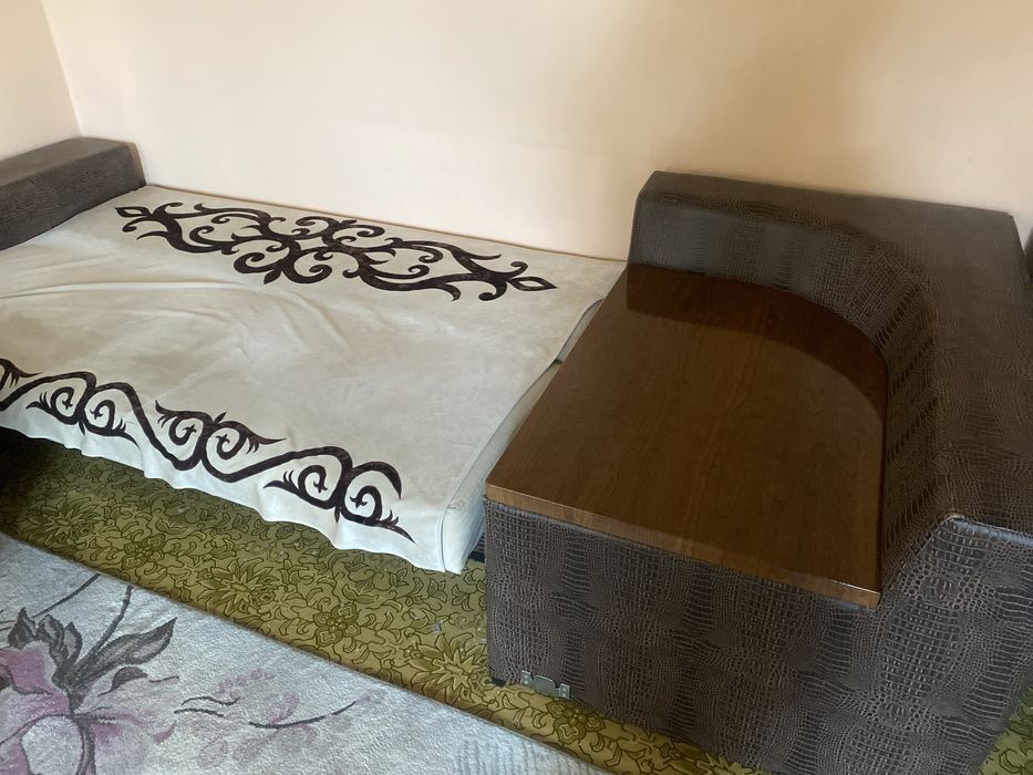 Диван угловой , красивый