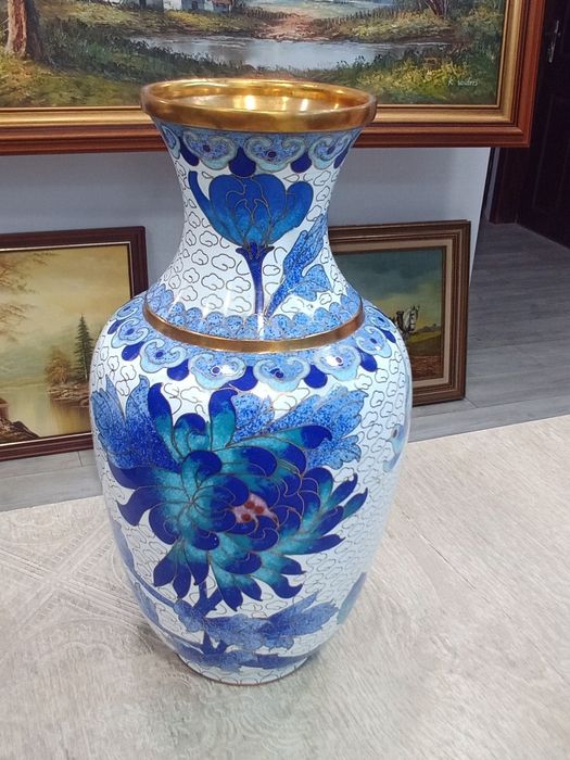 Китайска ваза Клоазоне (Cloisonné) – изящна изработка от мед, емайл и позлата (21х11 см)