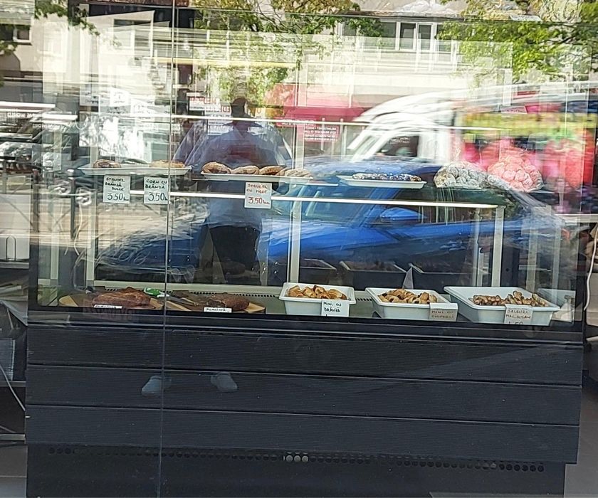 Vitrina calda si iluminata