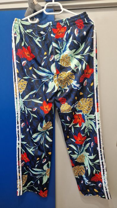 Pantaloni trening Adidas.