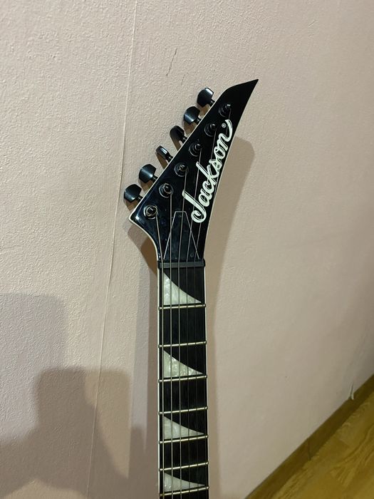 Продам электрогитару  jackson js22 dinky Snow White
