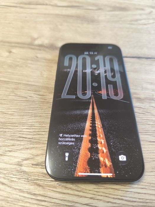 Vând iPhone 16 folosit, în stare foarte bună, huse cadou