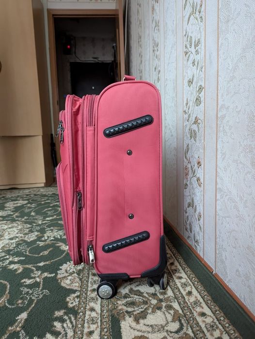 Чемодан розовый ручная кладь