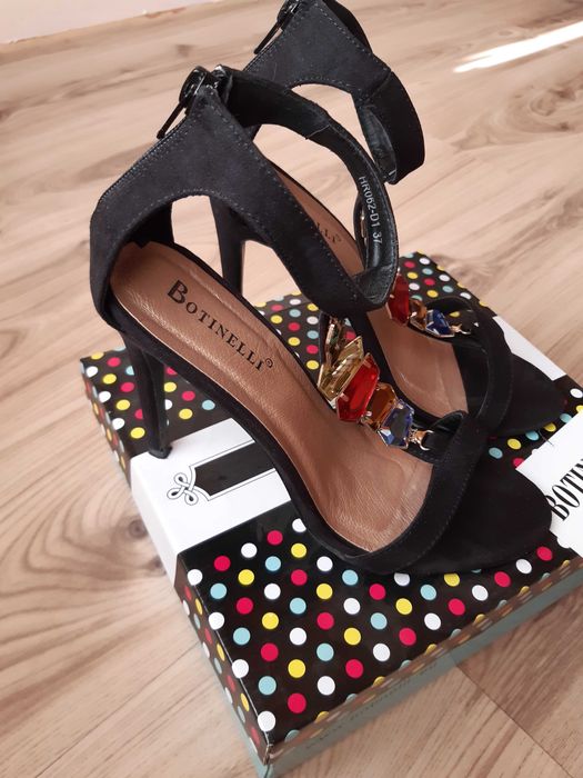 елегантни сандалки с камъни