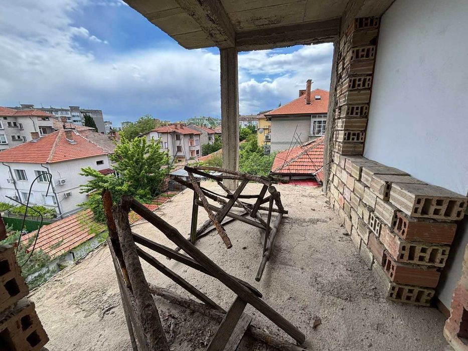 Тристаен апартамент (етаж от къща) с гараж  в кв. Загорка