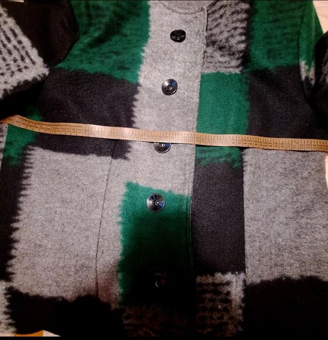 Palton din lana, culoare verde,cu negru si gri,purtat o singura data.