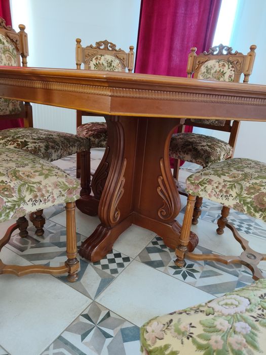 Masa din lemn   extensibilă cu 6 scaune.