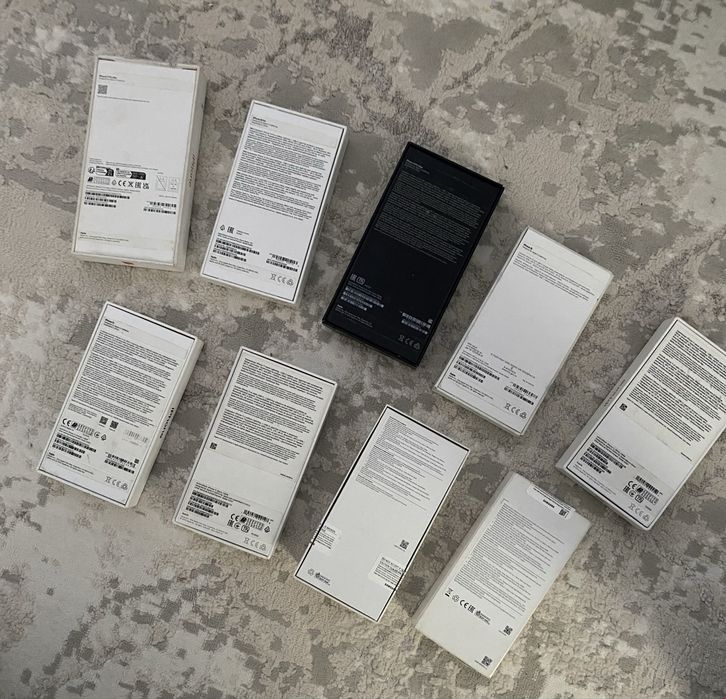 Продам айфон каробки срочно