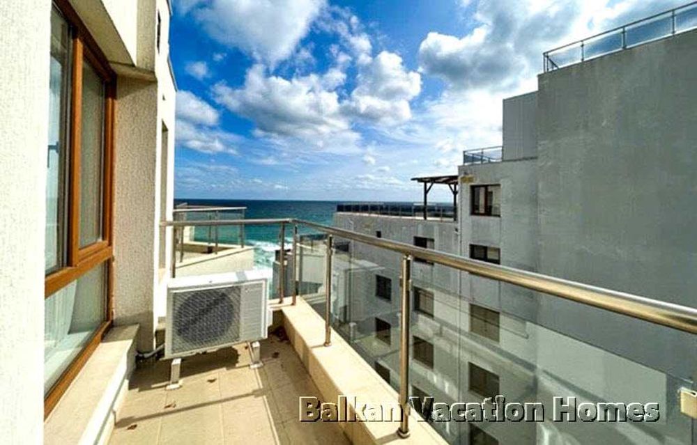 Двустаен апартамент с голяма покривна тераса – на 100 м от морето