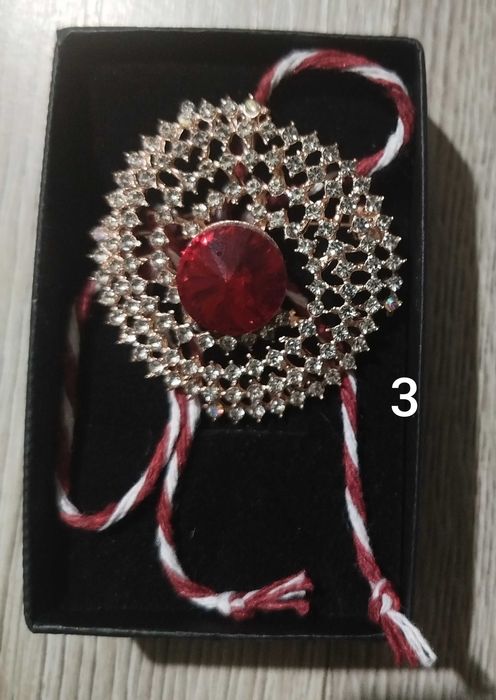 Мартеница с брошка