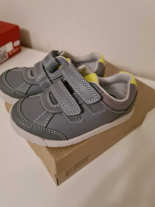 Papuci copii Clarks noi