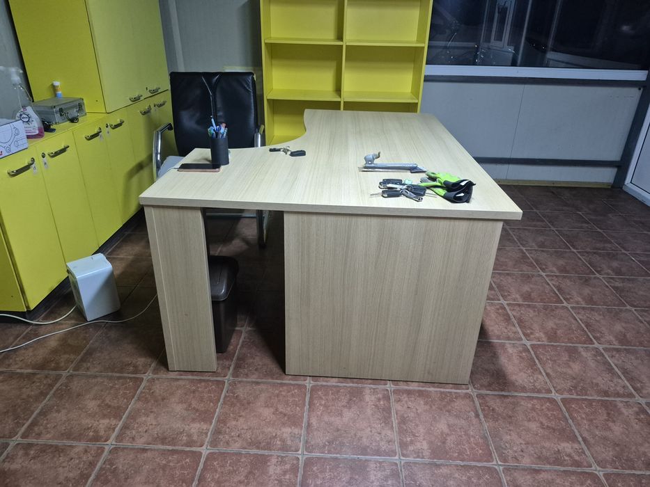 Vând birou din lemn in stare foarte bună
