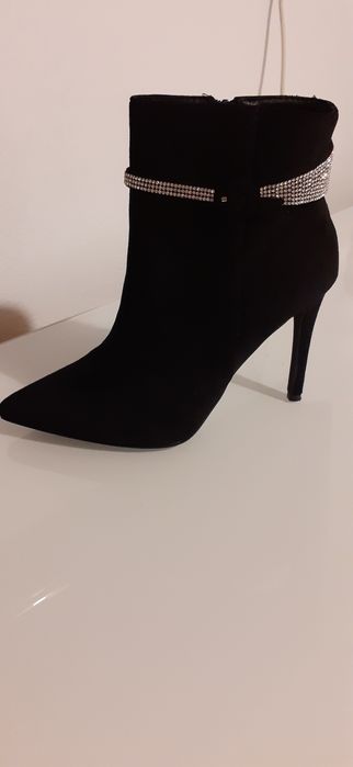 Botine imitatie piele intoarsaa cu strasuri