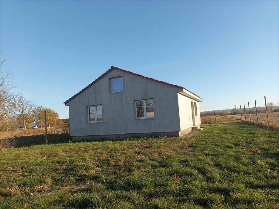 Vând casă nouă în Tileagd  cu u 2877 mp teren intravilan