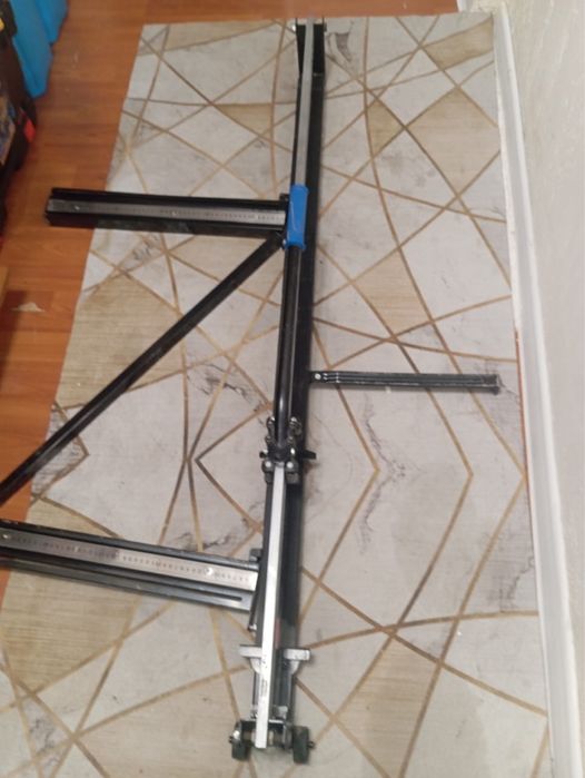 Ручной плиткорез с лазерем.