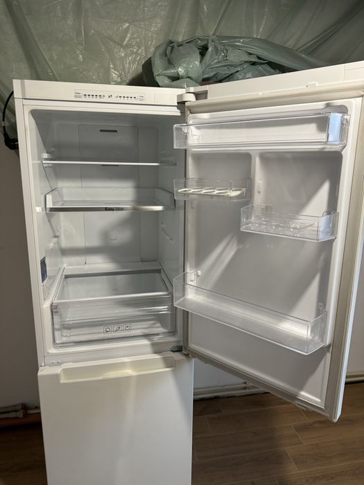 Samsung 290л.A+ NoFrost хладилник с фризер