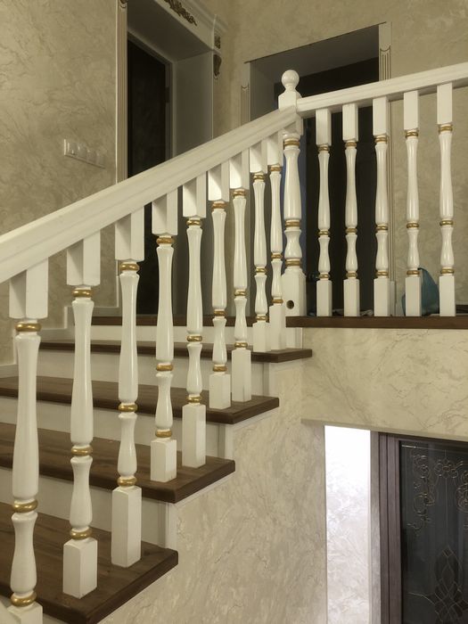 Eshik, zina va plyuntslarni ustanovka qilamiz