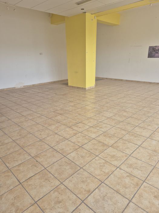 Închiriez spațiu comercial Rovine