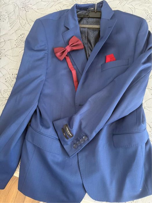 Продавам костюм