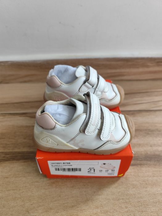 Biomecanics adidași pentru fete