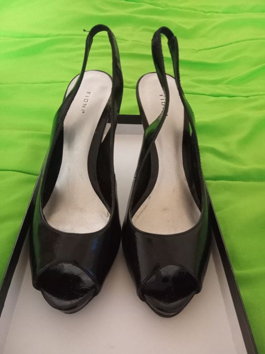 Летни обувки запаени 37 номер общо  за  60 лева