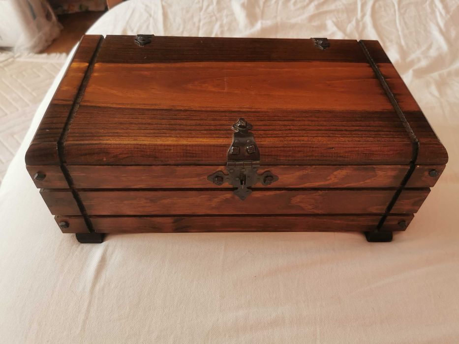 Cufăr decorativ din lemn în stil rustic/vintage cu lant siguranta si zavor