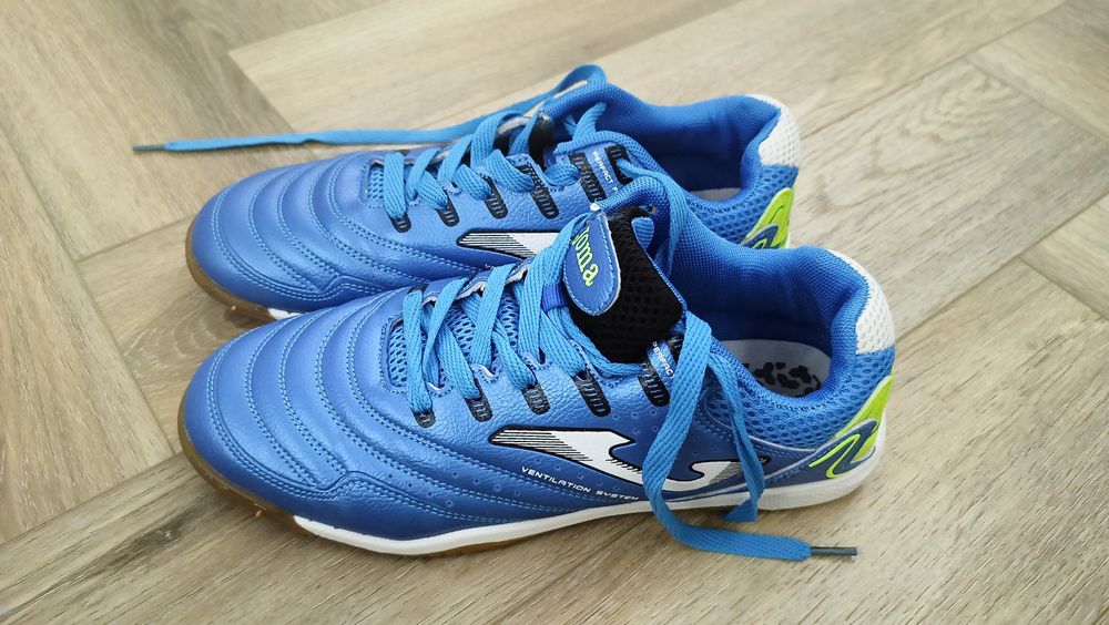 Кроссовки спортивные