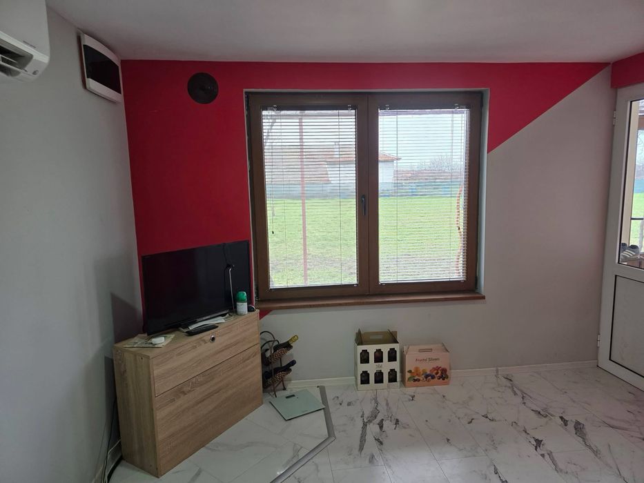 Просторна къща с голям двор 2 декара