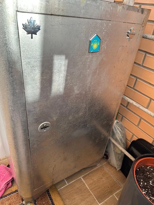 Сейф металлический несгораемый