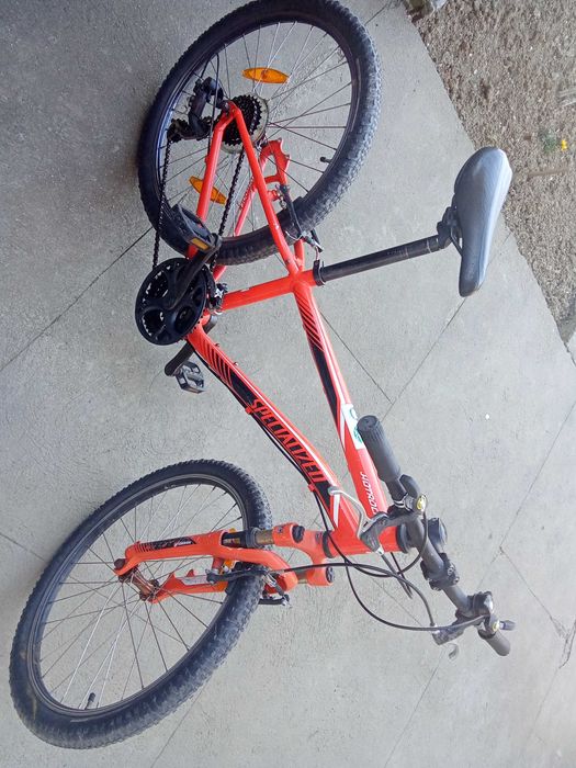 Vând  bicicletă  specialized