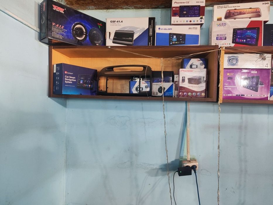 Продам полки навесные.