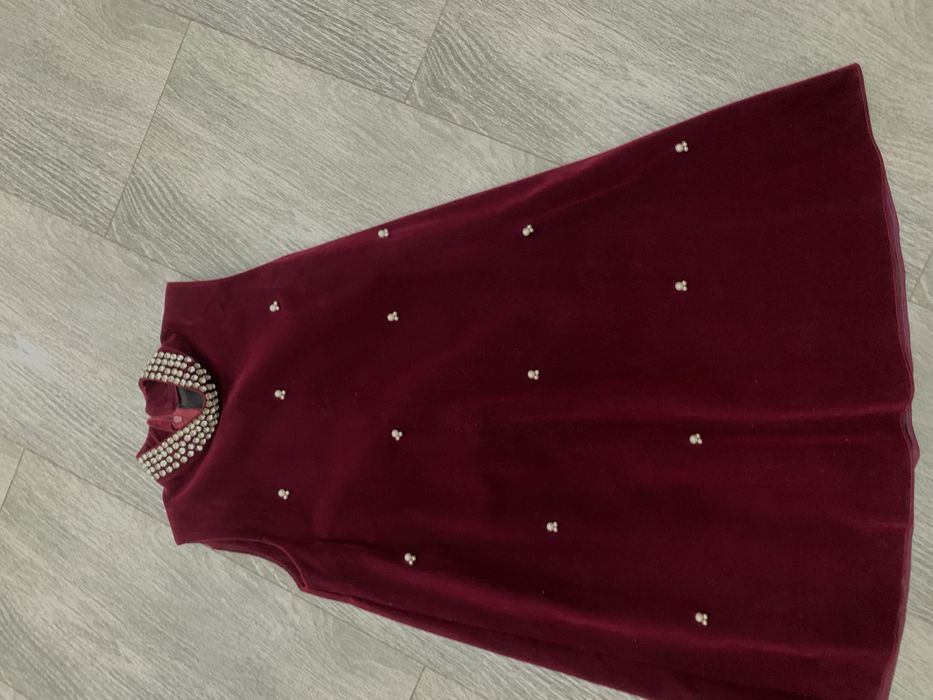 Платье с камнями.в идеальном состояние