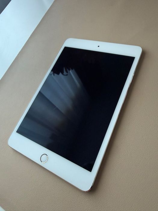 VAND Ipad mini 4  vanzare DOAR PRIN CURIER.