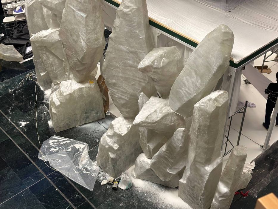 Кристалы, ледянные скалы, золотые пещеры, прозрачный декор