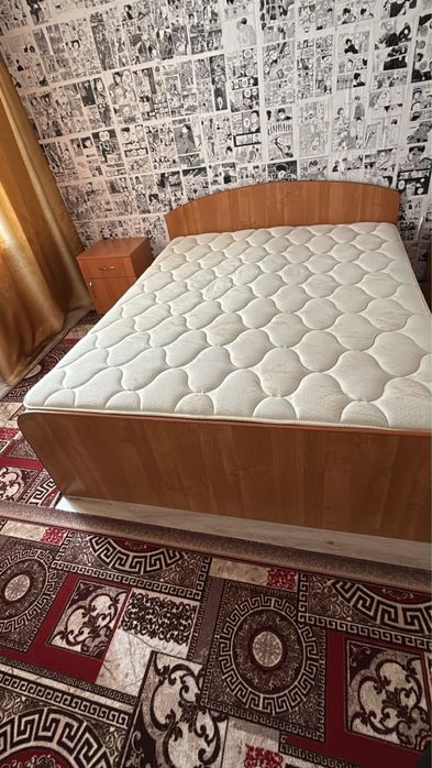 Кровать двухспальная, с матрасом и 2 тумбочки