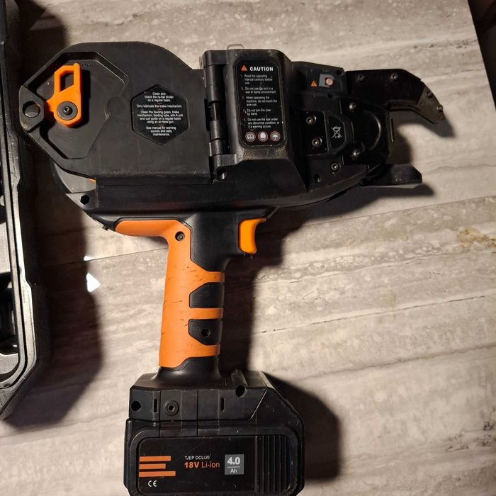 Продавам професионална акумулаторна машина за връзване на арматура TJEP ULTRA GRIP 40