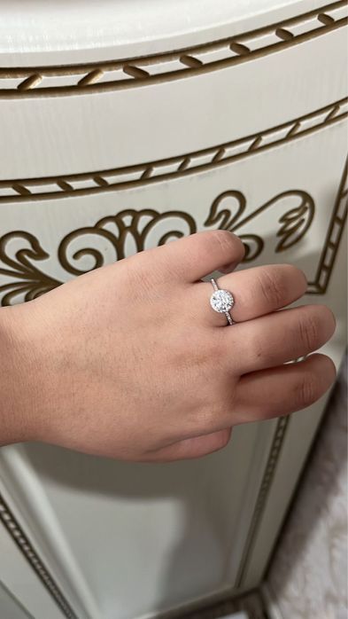 Кольцо с бриллиантом