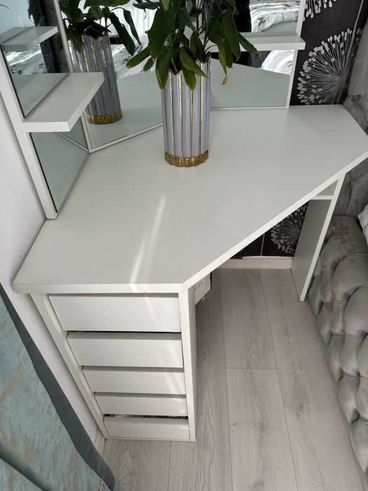 Masa de machiaj cu oglinda