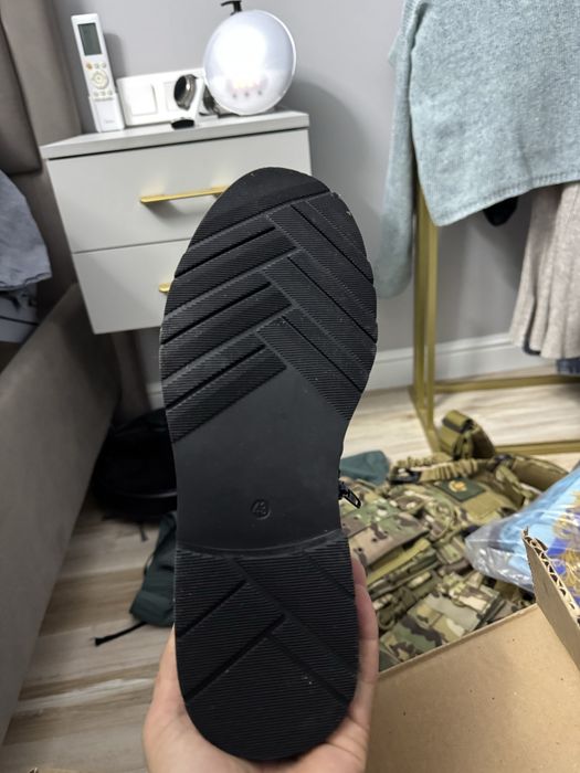 Продам зимние военные полуботинки.